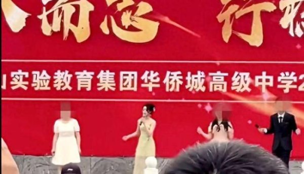 对对配 曝黄杨钿甜唱歌跑调 艺考被指有水分 声乐表现引争议