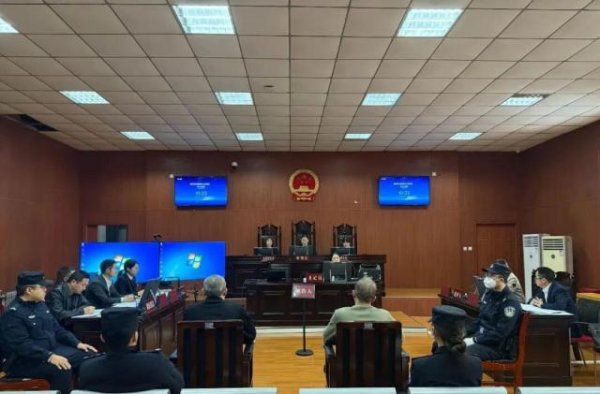 红太阳配资 西安2人不满小区装停车桩，殴打保安致其骨折，物业经理录像时也被打骨折